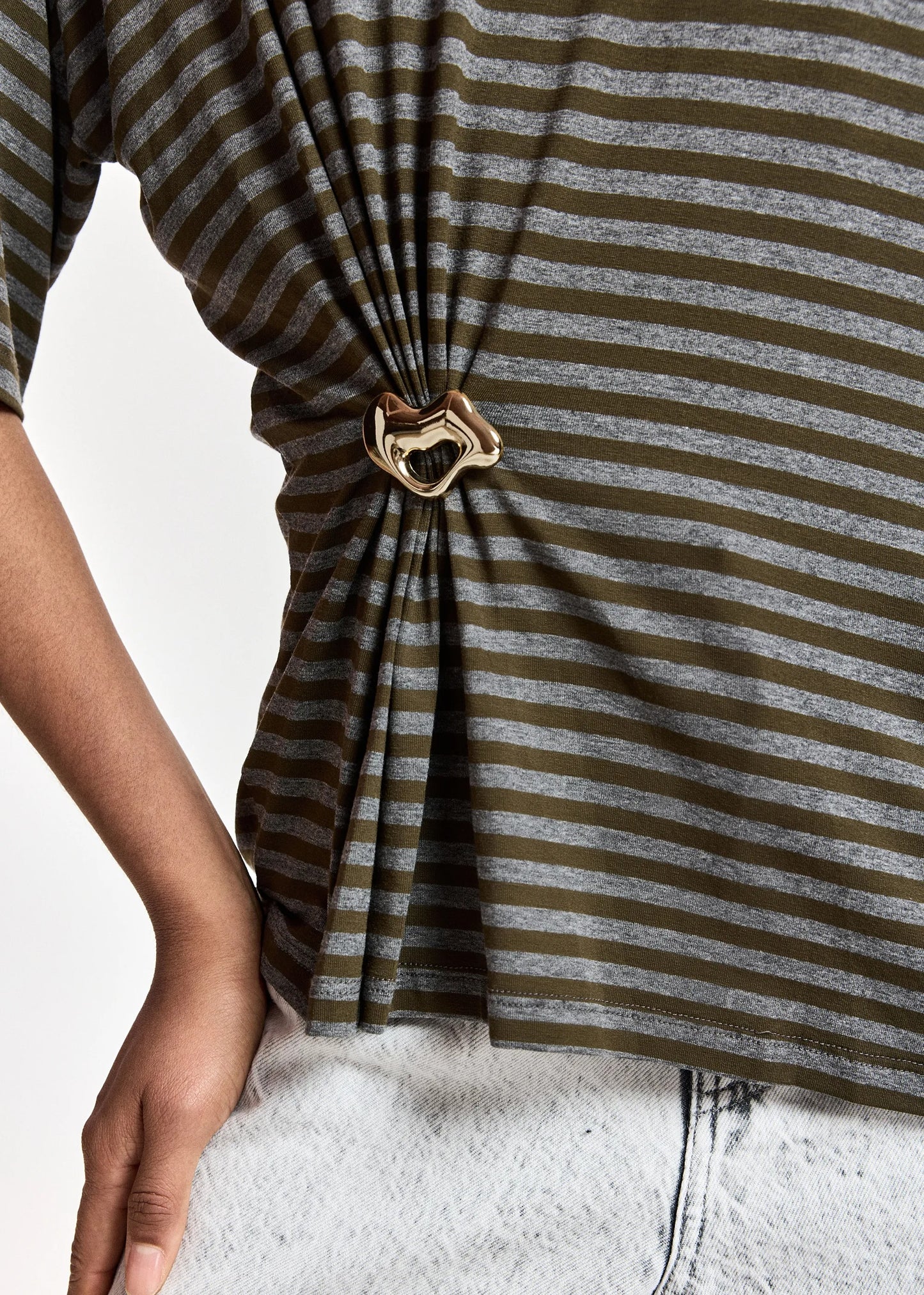 Kriss Striped T-Shirt With Brooch in Khaki Stripe